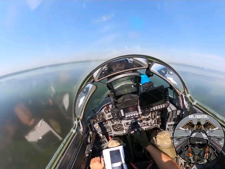 ウクライナの戦闘機パイロット「air_fighter」は、最近の飛行中にコックピットの様子を撮影しました。敵のレーダーを避けるために、彼は非常に低く飛行しなければなりませんでした。