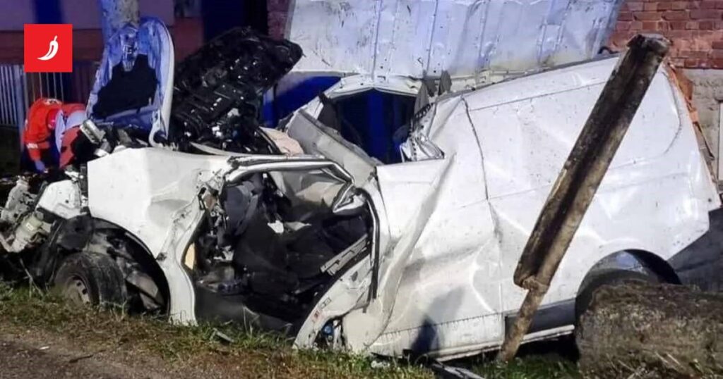 警察から逃げる移民たちを乗せたバンが衝突した。 2名死亡、25名負傷