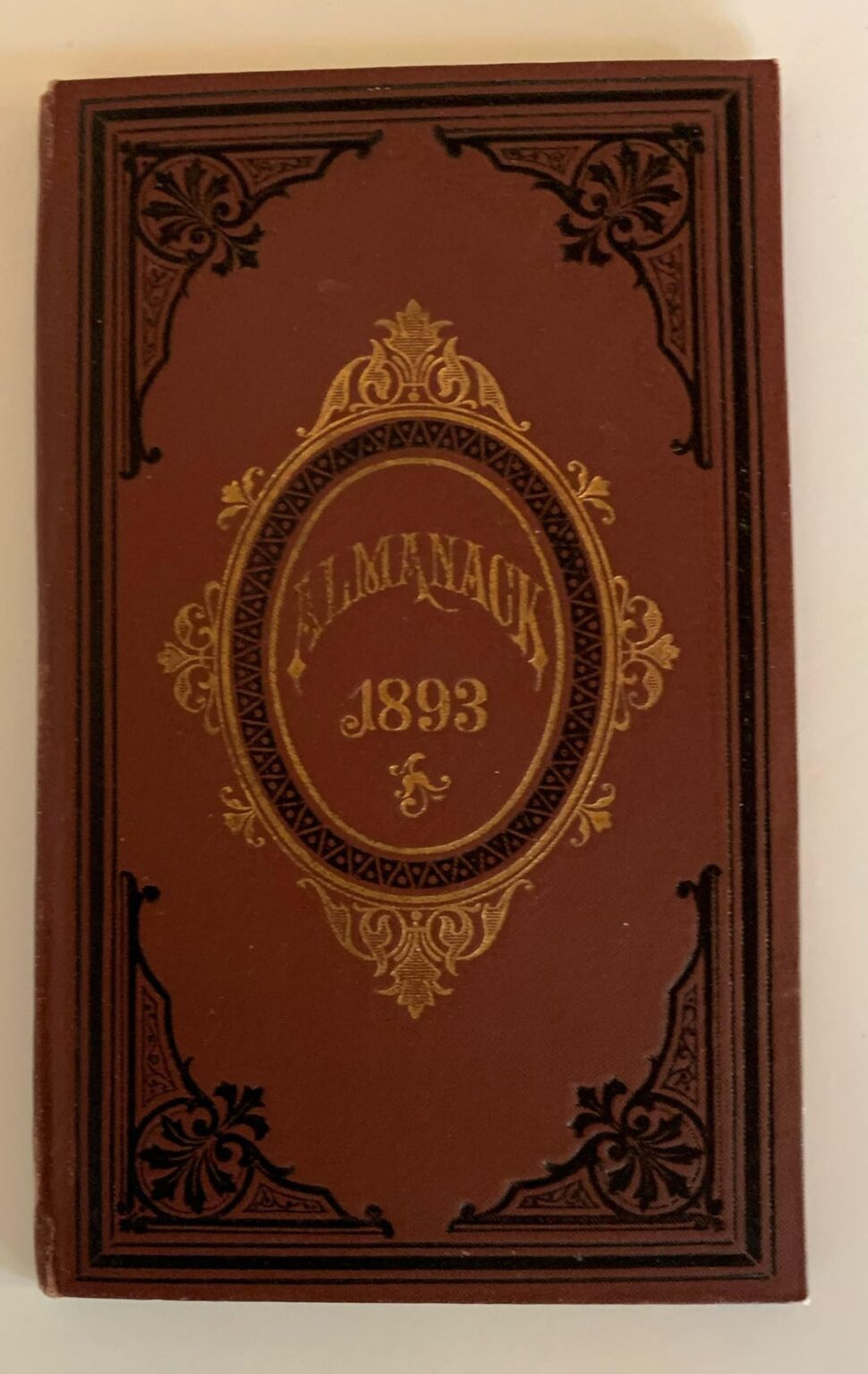 1893 年の年鑑を紛失した人はいますか? :) 130 年前にこの本に書いた人の筆跡が読めないのを見ると、少し憂鬱になります。