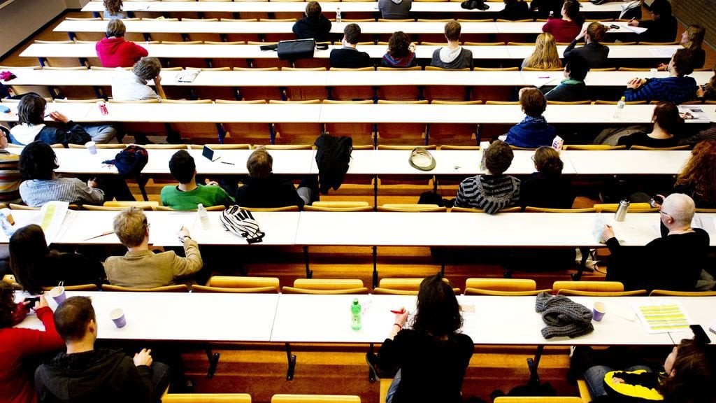 大学は何百万ドルもの損失を出しており、人員削減が進んでいる