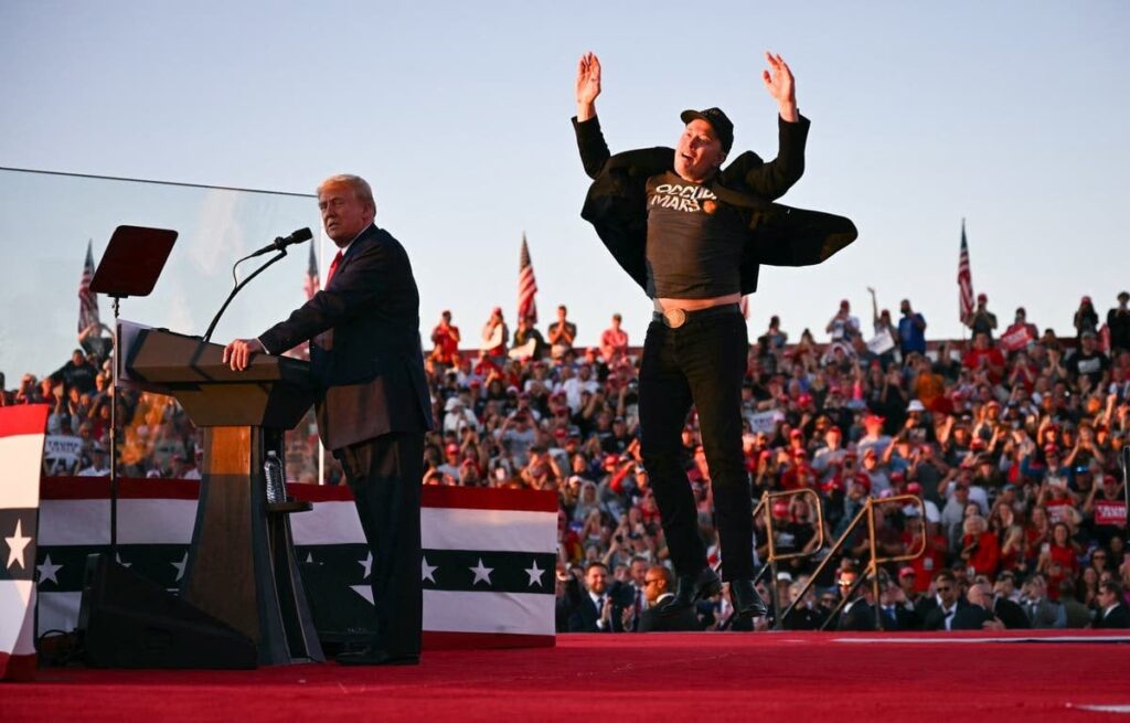 トランプ大統領の集会でのイーロン・マスクの写真にインターネット大騒ぎ「最も偉大なジャンパー」