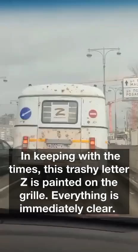 「ボロボロで腐ったバス、グリルにZの文字が入った霊柩車。これがロシアの未来だ。」