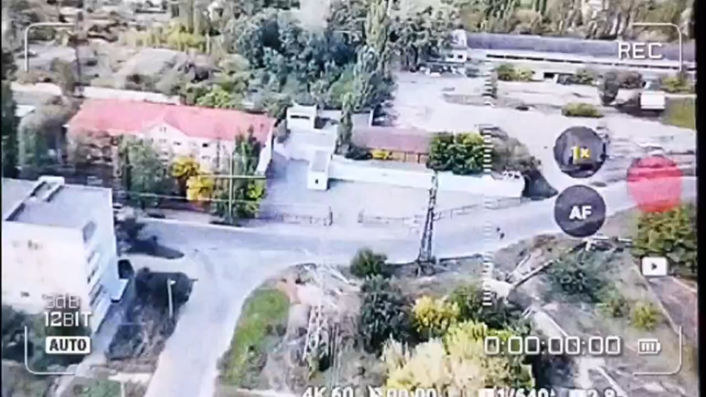 ロシアの無人機操縦者がまたしてもヘルソンではっきりと見える一般民間人に徘徊兵器を投下した