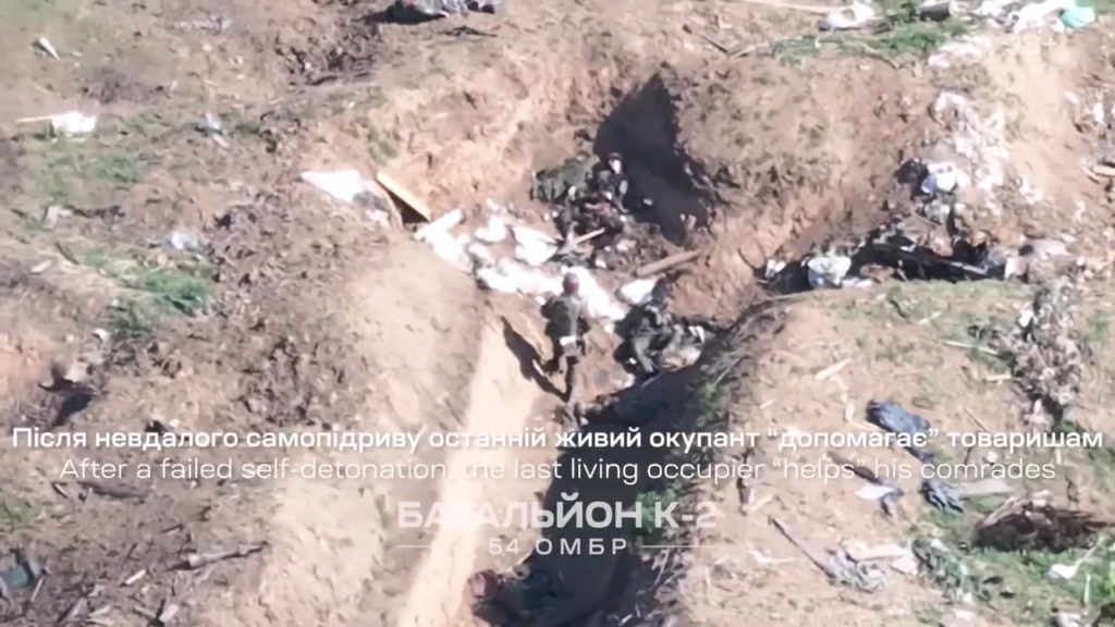 NSFW/NSFL: K-2大隊の陣地への攻撃が失敗した後、攻撃してきたロシア兵のうち2名が負傷後に手榴弾で自殺することを決意した。その後、手榴弾が計画通りに機能しなかったため、3人目のロシア兵がライフルでまだ生きている戦友を仕留めた。