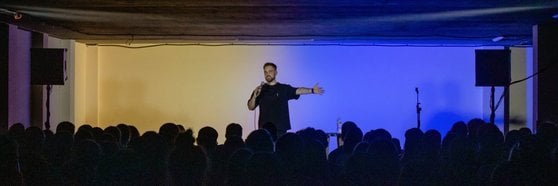 「ゼレンスキーの演説はつまらない」…ウクライナでスタンダップコメディが流行している理由