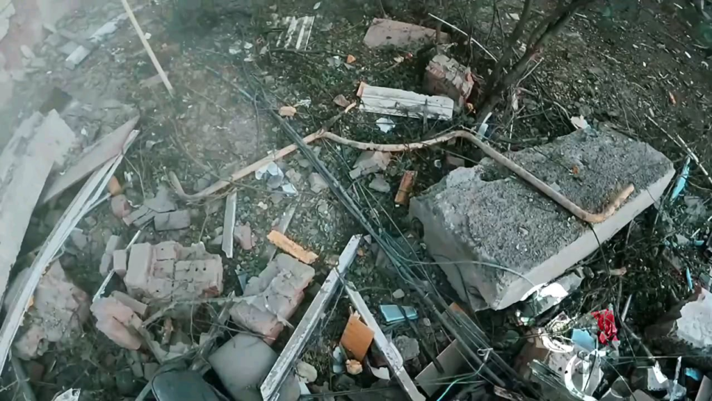 SOF部隊「コンバット・アクション」のウクライナ人工兵が激しい火災に紛れて建物を爆破した。トレツク - 2024 年 10 月。