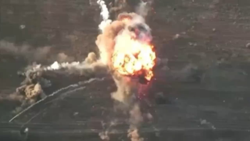 FPVドローンがライマン方向に攻撃した後、ロシアの亀戦車の弾薬が爆発