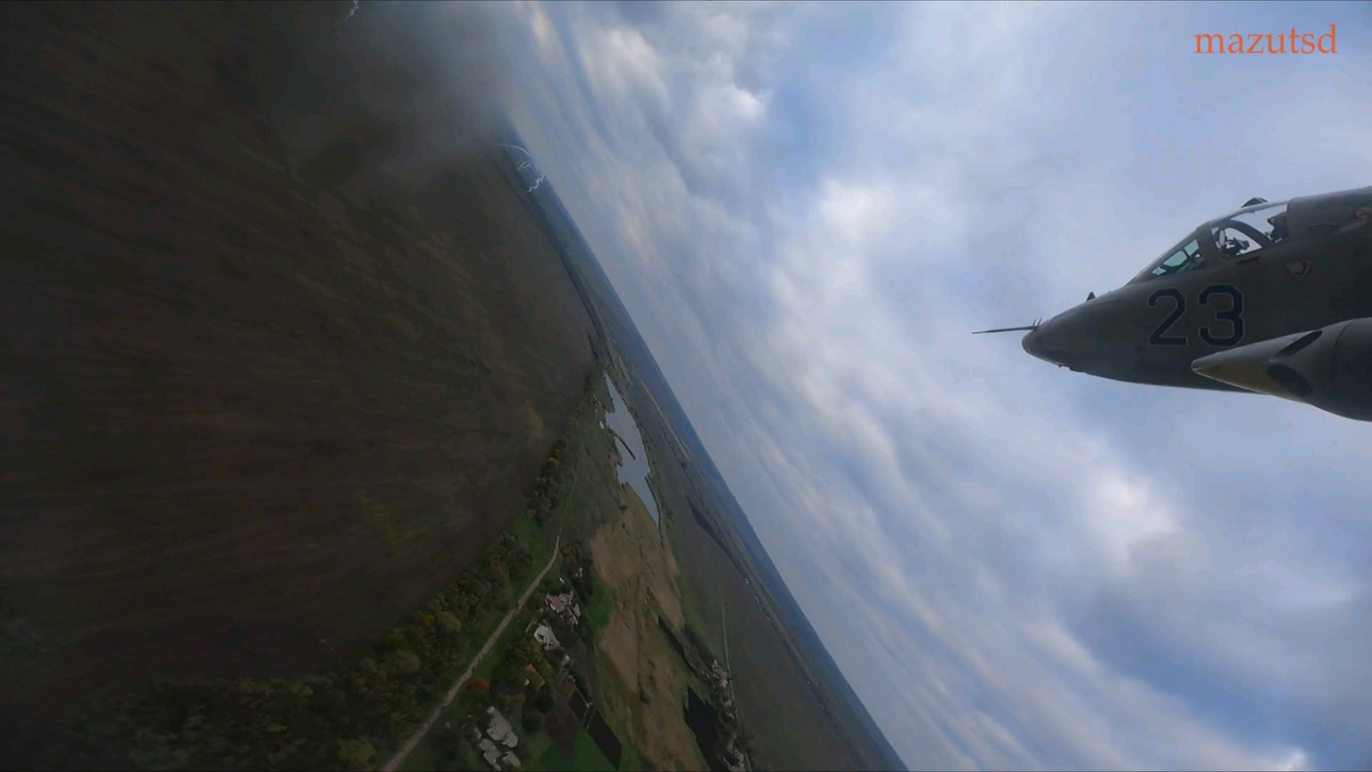 B13L 122mm ランチャーを装備した一対の Su-25 が、ロシアの目標に対して 20 発の S-13 ロケット弾を発射し、範囲攻撃を行います。第299戦術航空旅団。 2024 年 10 月 15 日発行