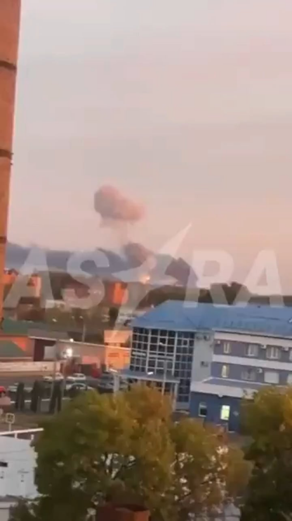 ロシアのアディゲ地方マイコープからの映像。本日早朝、ウクライナ国境から約410キロ離れた「ハンスカヤ」飛行場が未知の無人機によって攻撃された。その結果、一部の可燃物に引火した。
