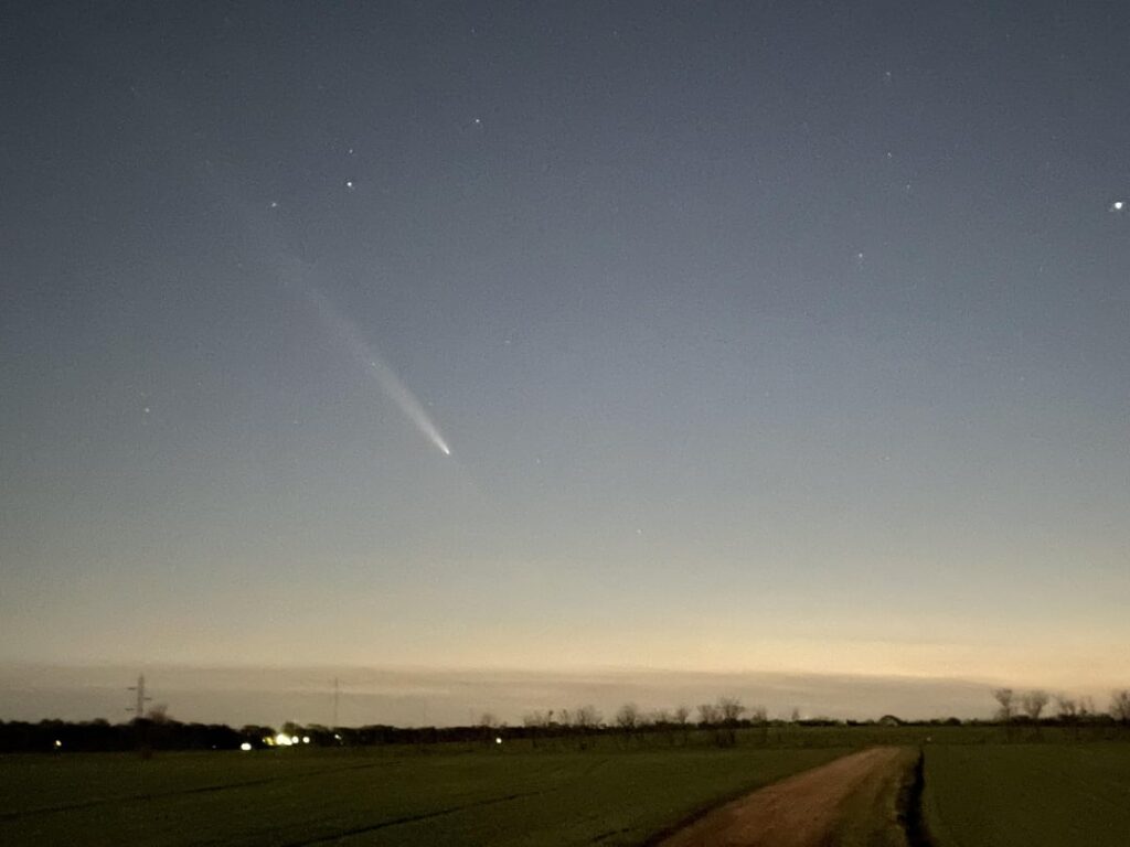 見上げる！夜空の彗星