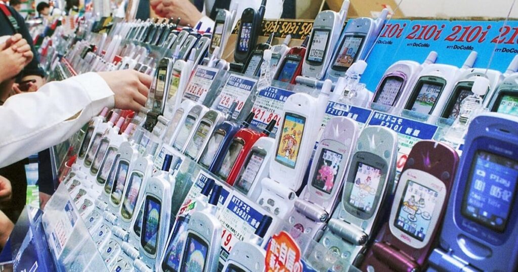 富士通、ドコモ「変心」で次の手 電電ファミリー転換点 - 日本経済新聞