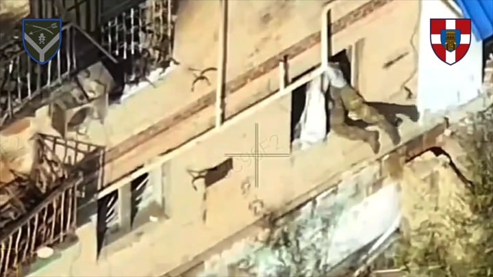 ロシア兵士が窓に挟まれ、FPVドローンで直撃される