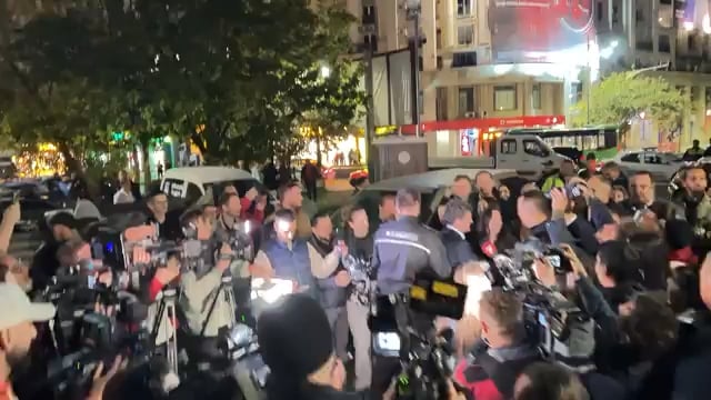 人々はニコソル・ダンを応援するために街頭に繰り出しました。