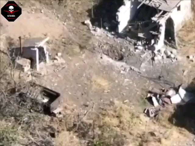 黒人ザポロージ人にちなんで名付けられた第72機械化旅団のブーラバ部隊は、ロシア侵略者が隠れていた地下室を破壊した。ヴーレダール方向。 2024 年 10 月。