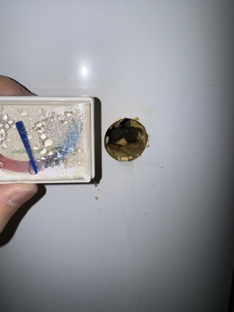 古いタトラマットボイラーは、すぐに温度計を通って大量に流れ始めました。つまり、温水が内部ドラムのどこかから漏れています。これに関する経験はありますか? 100%交換可能ですか? それとも修理業者に依頼したほうがよいですか?