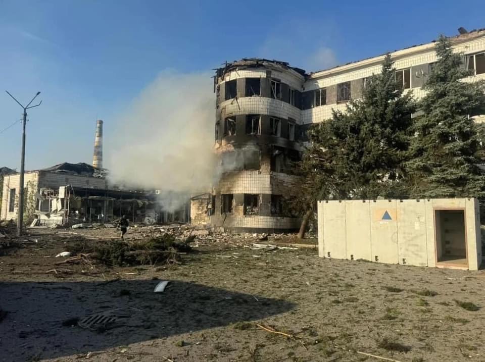 ドネツク州コンスタンティニフカの町。ロシアは市内中心部に３発の空爆を投下した。ここには兵士はいませんでした、これは民間人への攻撃です。死者も負傷者もいる。ロシアは民間人に対するテロを毎日続けている