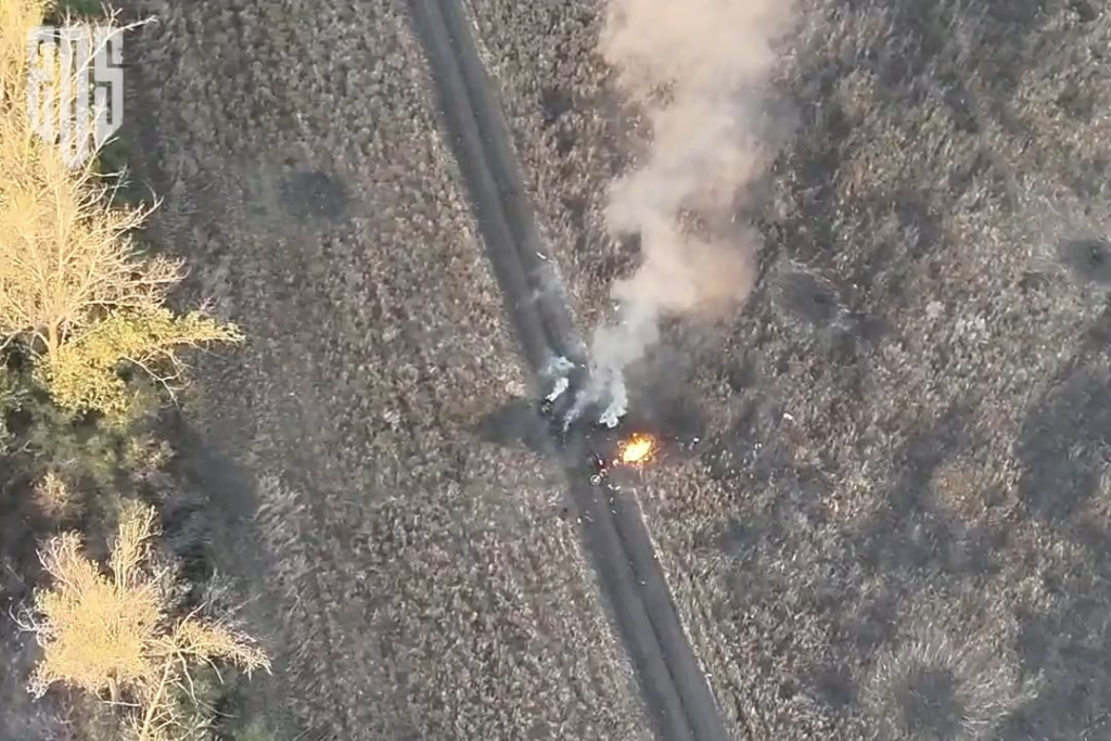 ロシアのバイク部隊が地雷に立ち寄り