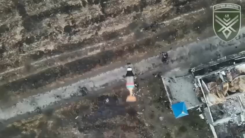 投下された手榴弾の直撃を受けたロシア兵士、長い血痕を残して這いずりながら負傷し死亡する