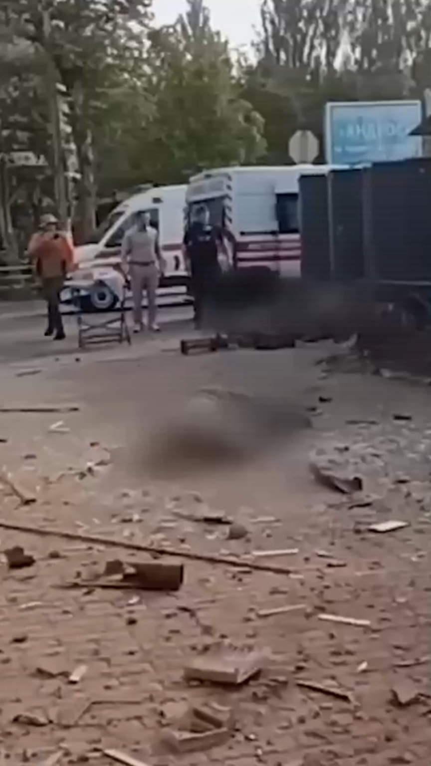 10月1日、ロシア軍はヘルソンの市場を砲撃し、少なくとも民間人7人が死亡、数人が負傷した。この犯罪は、ロシアによる戦争の規則と習慣に対する大規模な違反のもう一つの例である。