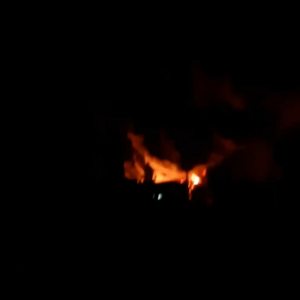 地元住民の報告によると、20時39分にフェオドシヤの石油貯蔵所で別のタンクが爆発し、20時45分に2回目の爆発があった。