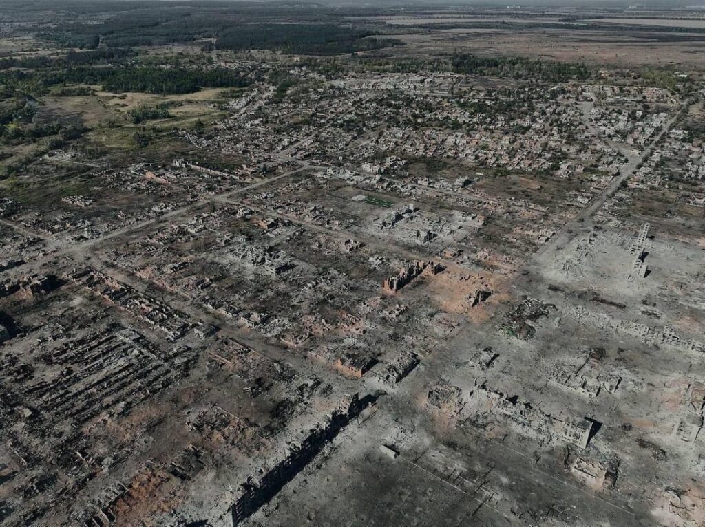 完全に破壊され放棄されたウクライナの都市ヴォブチャンシク - ハリコフ州の廃墟。ロシアの砲撃とミサイル攻撃によって破壊されました。戦前の人口は約 17,500 人でした。