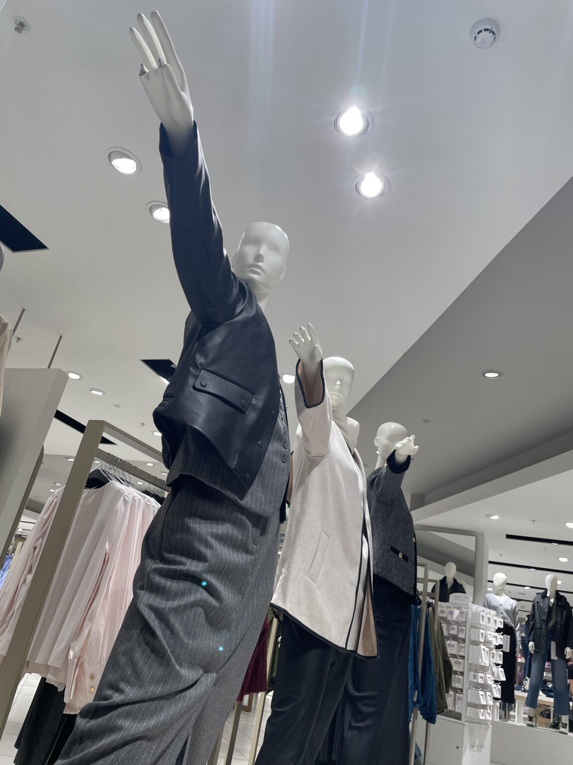 砂丘のマネキンは興味深いポーズをとっています。 …。彼らは悪者ですか？