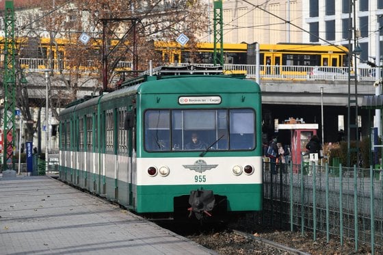 州は、交通対応可能な車両が不足しているため、ゲデルー、チェペル、ラッケヴェの HÉV 路線での大幅なサービス削減を計画しています。