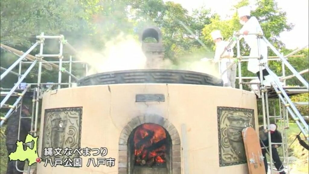 3メートルの巨大鍋で「せんべい汁」 郷土の味に舌鼓 青森県八戸市