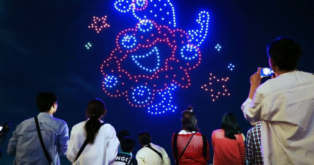 大阪湾にミャクミャク 万博半年前でドローンショー