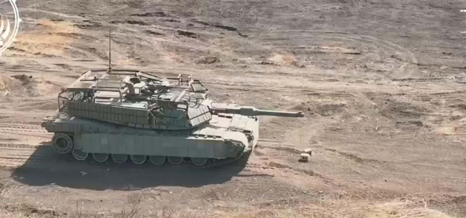 ウクライナの強化装甲でドローン妨害を行う M-1A1 エイブラムス戦車は究極の M-1A1 です