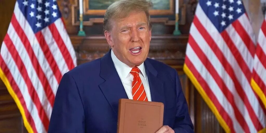 聖なる贈り物！トランプ大統領の聖書は奇跡的にオクラホマ州の公立学校の義務と完全に一致
