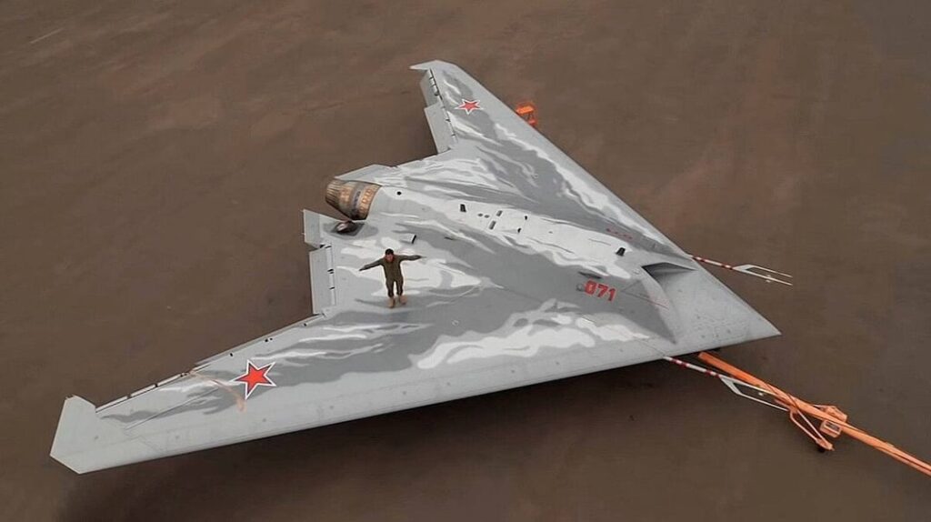 ロシアのS-70無人機の写真。今日、コントロールを失い、同士討ちで撃墜されたとされる。