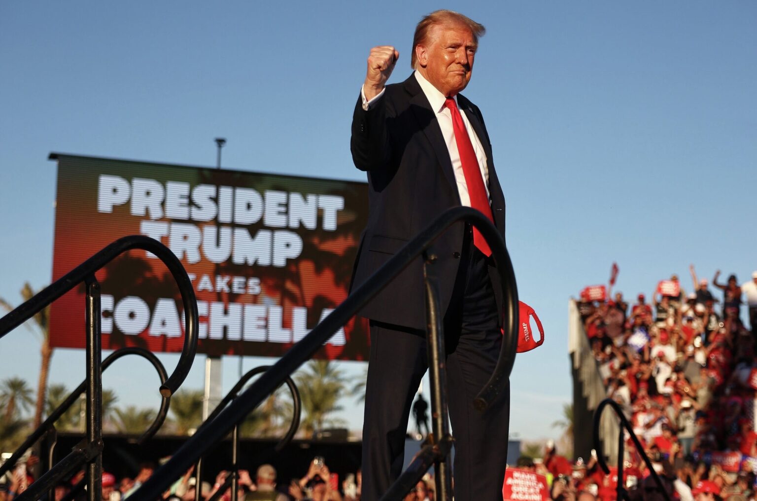 「絶対的な混乱」：カリフォルニア砂漠でのトランプ集会、交通機関の惨事に終わる
