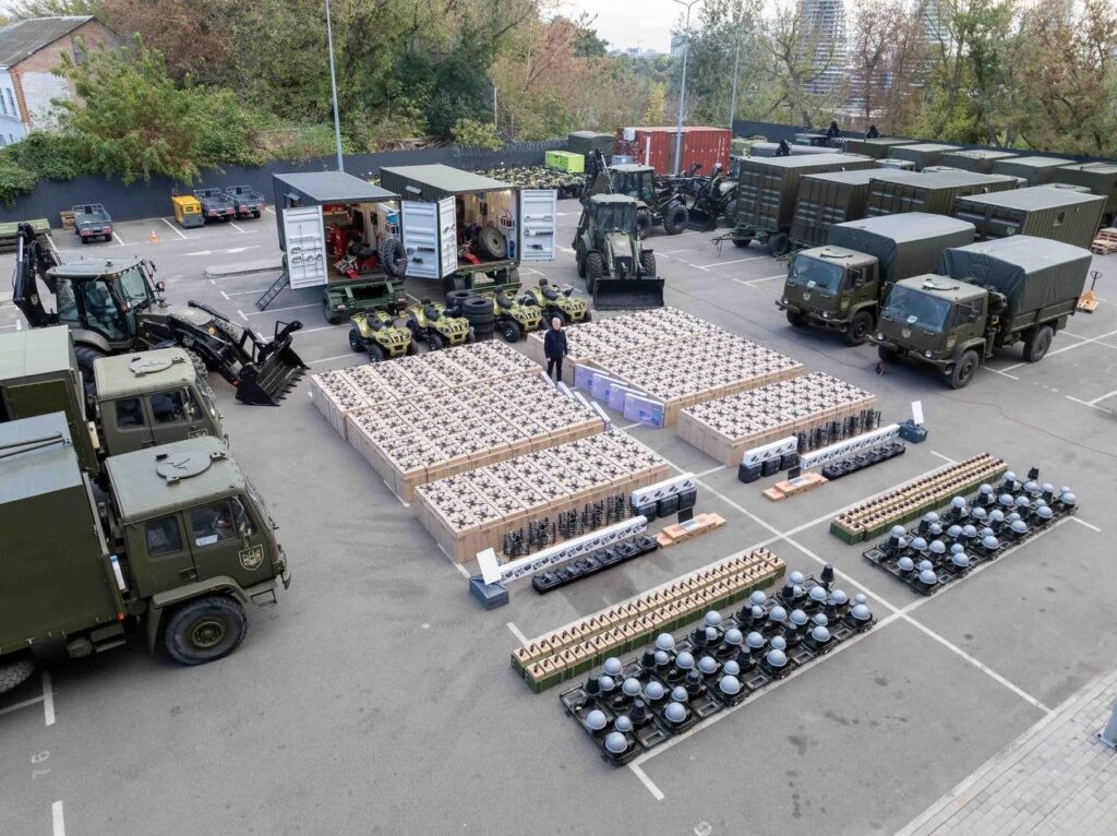 ポロシェンコ氏、さらに1,600機のFPVドローンとその他の機器をウクライナ国防軍に譲渡