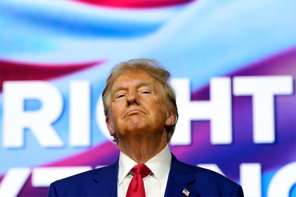トランプ大統領、自分は「織物」をやっていると主張、とりとめのない答弁で司会者に呼び出される