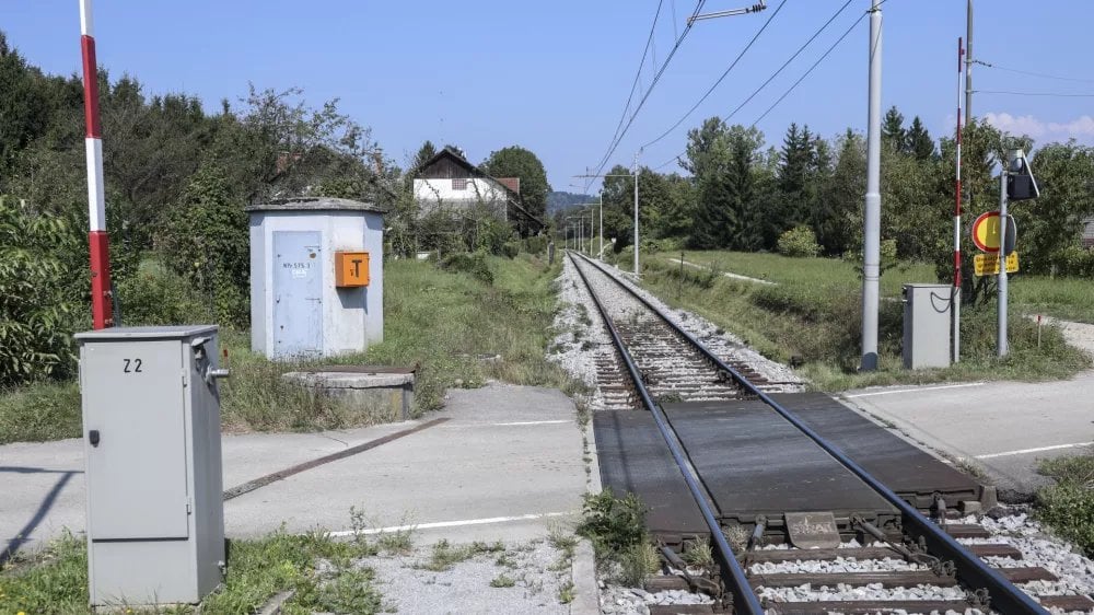 同省はこの取り組みに対する告発を拒否リュブリャナとクラーニ間の鉄道の近代化と倍増に関する国家計画は、公聴会の一環として200件の回答を得た。