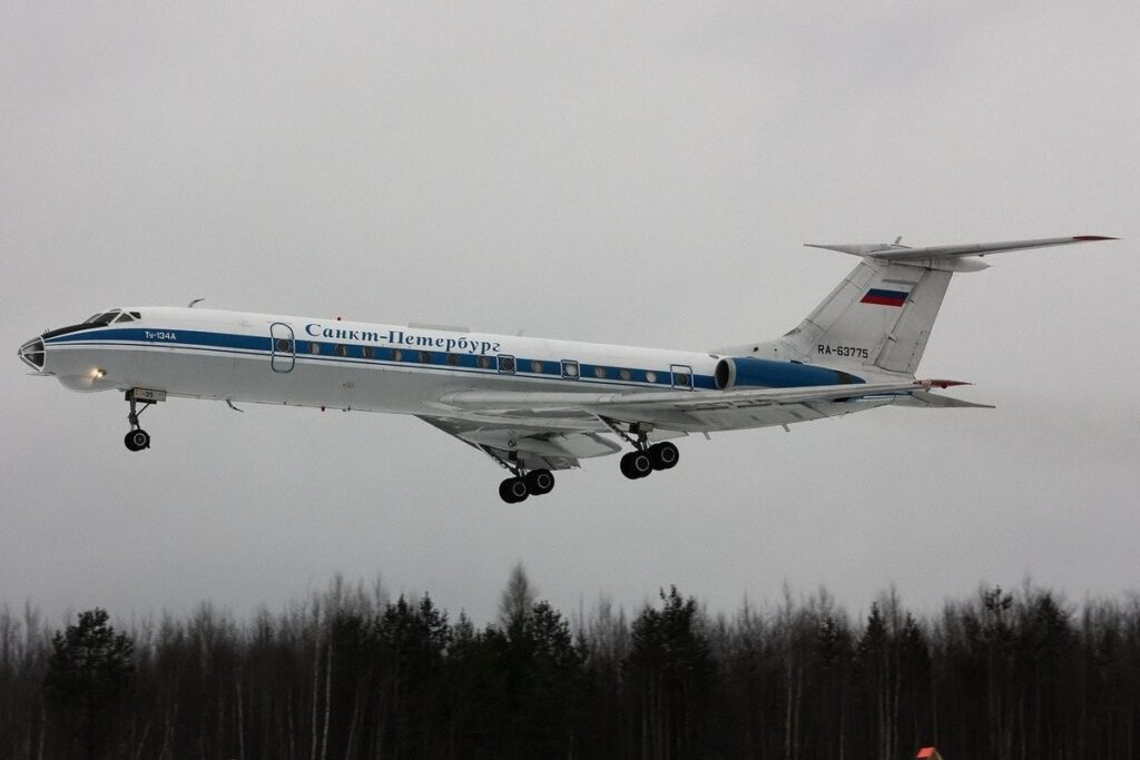ロシアの高等輸送機Tu-134がウクライナから1000キロ離れたところで破壊された。ウクライナ情報筋によると、ロシア国防省指導部の移動に頻繁に使用される軍用輸送機がオレンブルク第２飛行場で破壊された。