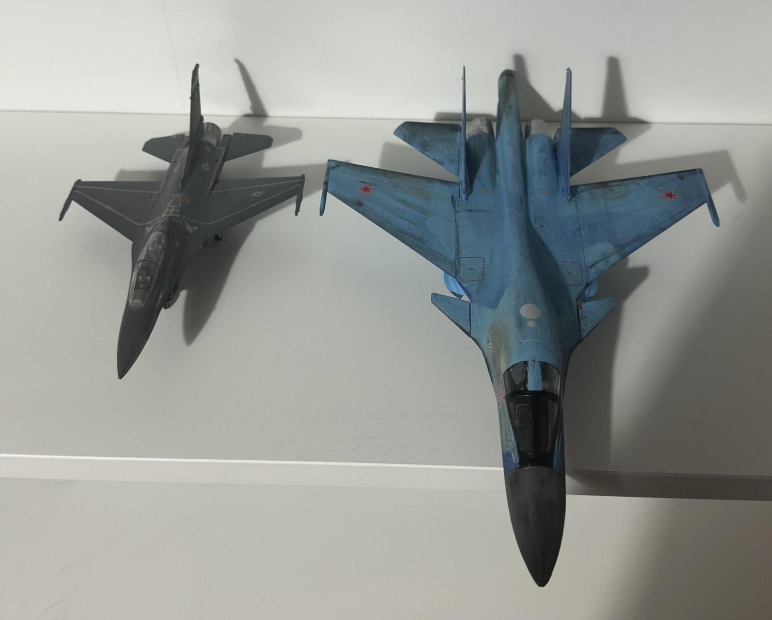 こちらはF-16（左）とSu-34（右）の大きさの比較です。