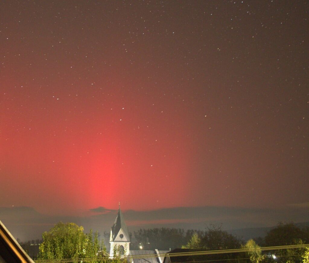 今夜はオーロラが活発なので、コシツェから見た写真をお送りします。