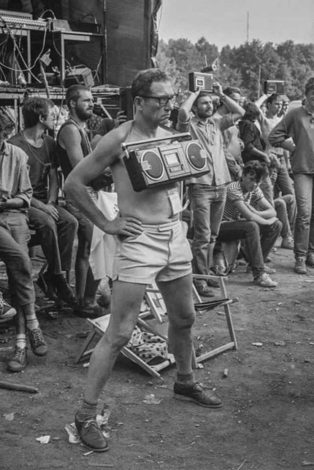 1980年代、ポーランドでコンサートを録音する男性。