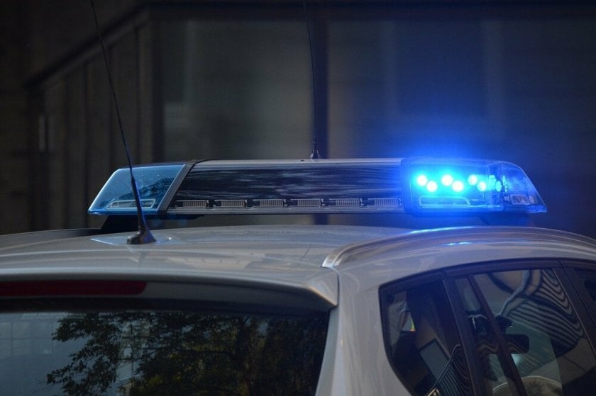 ルーマニア人がブルガリア領土に不法入国中に警察官に射殺されましたが、息子と一緒に合法的に伐採することはできませんでした。 15発の威嚇射撃が行われた後、49歳の男がチェーンソーで警察官を殴った。警察が反撃する。