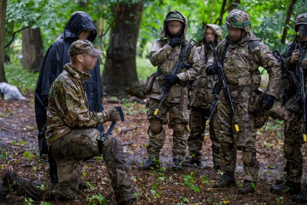 デンマーク人の教官たちは、多国籍作戦「インターフレックス」のもと、英国でウクライナ軍人を訓練している。