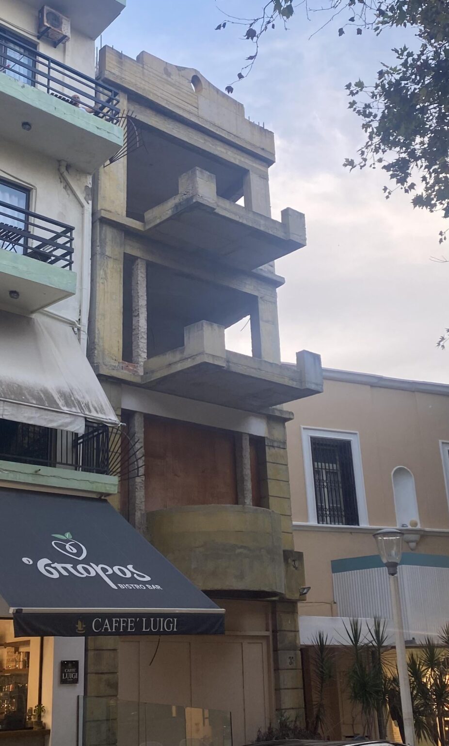 なぜギリシャには未完成の建物がこんなにたくさんあるのでしょうか？