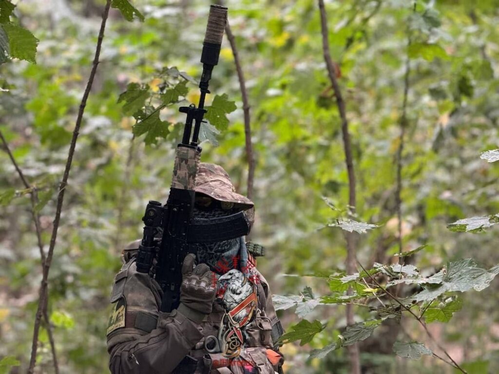連帯を示すためにヒズボラの山形マークを掲げてポーズをとるロシア兵士