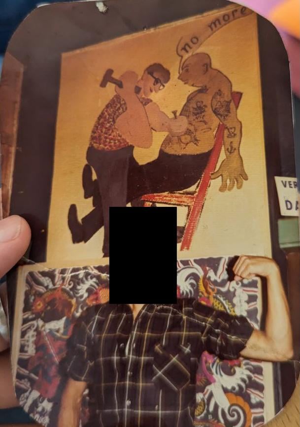 この写真は、40 年前、おそらくアントワープにあるタトゥー ショップで家族が撮ったものです。私はぜひその場所を見つけて、その写真を再現したいと思っています。これが非常に難しい可能性があることは承知していますが、ヒントがあれば幸いです
