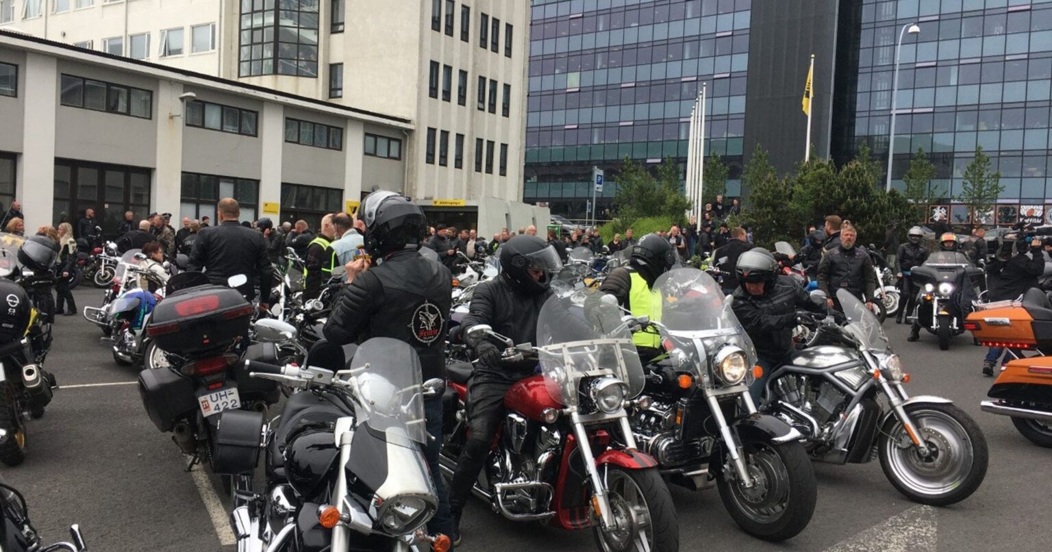 バイク利用者は、17 倍重い車両と同じ走行距離料金を支払うことに反対