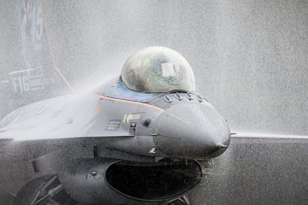 オランダ、ウクライナにF-16を引き渡し、ドローンに4億4000万ドルを提供