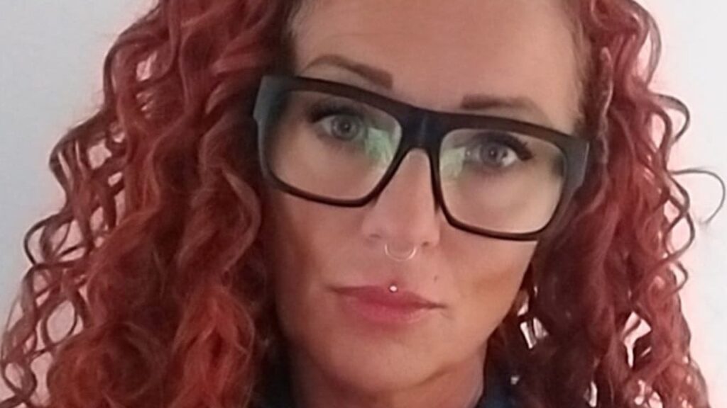 - 完全にクレイジーだ、と学校での経験を経て激怒した母親が言う [med lærervikarer, der bliver tromlet af børnene]