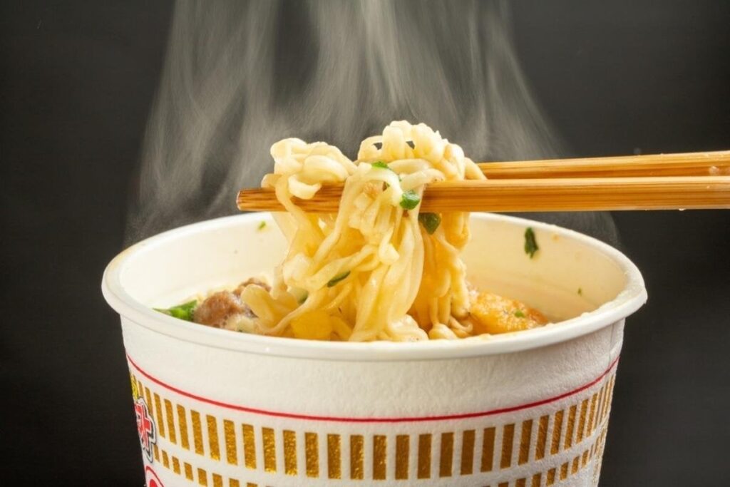 【昼のソース当てクイズ】部長の昼食がいつも「カップ麺＋おにぎり」です。「ランチ代500円」の私とあまり変わらないのですが、昇進してもあまり余裕はないのでしょうか？