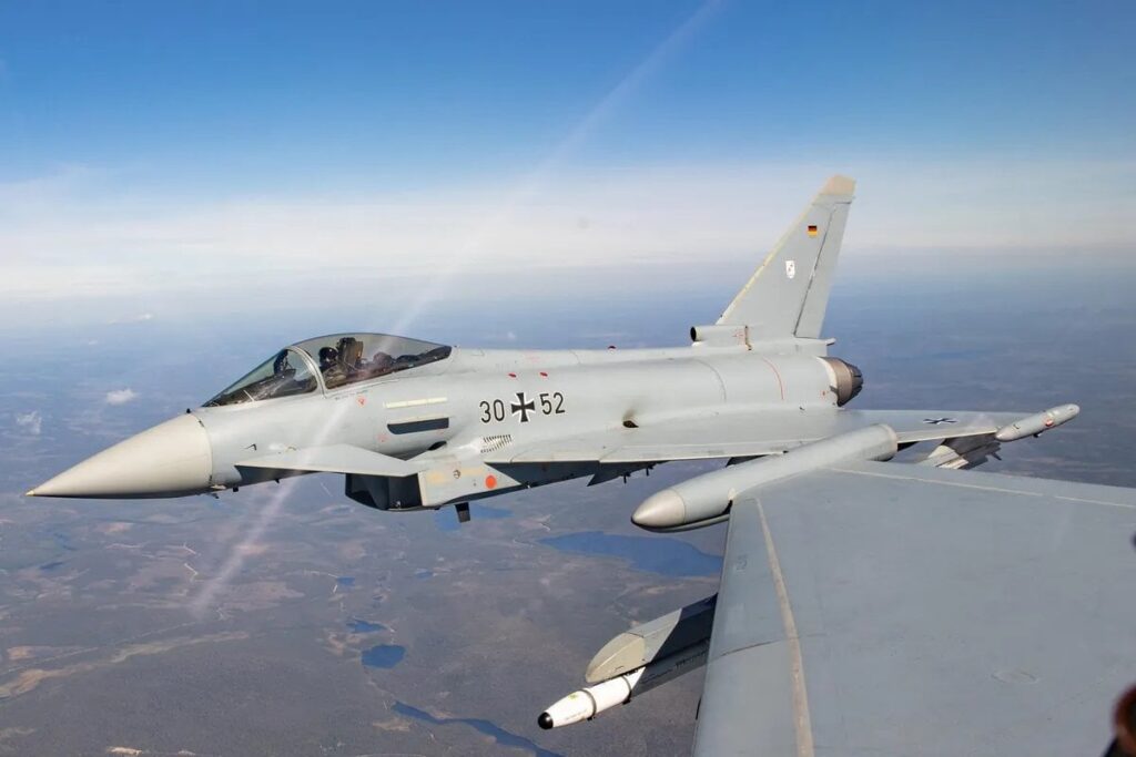 ドイツ、バルト海上空でロシアの偵察機に対して戦闘機を緊急発進：10月16日水曜日、ロシアの偵察機が無線通信を遮断され、飛行計画もなしにバルト海の公海に飛行したため、ドイツは戦闘機を発進させた。